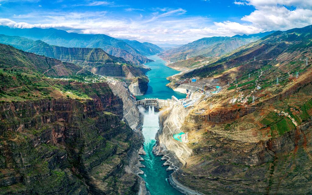 Una enorme presa hidroeléctrica en el Cañón de la Montaña (China).